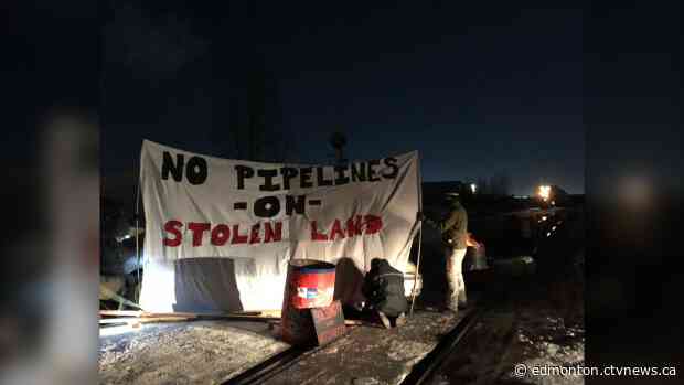 Anti-pipeline protesters blocking CN Rail line west of Edmonton