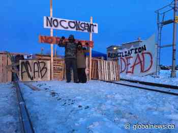 Protestors block rail line west of Edmonton in solidarity with Wet’suwet’en