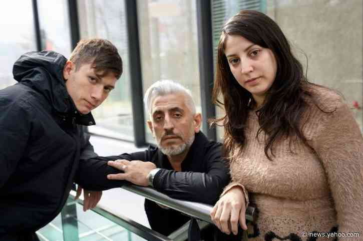 Deaf Argentine abuse survivors target pope with defiant message