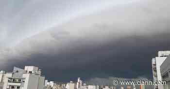 Llovió fuerte en Buenos Aires y bajó la temperatura - Clarín