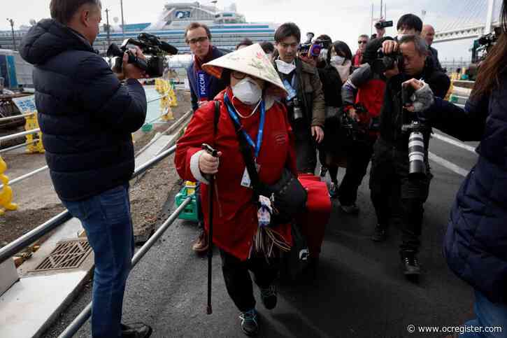 Passengers depart docked ship in Japan after virus quarantine ends