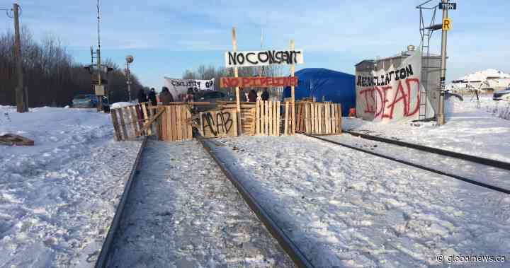 Protesters block rail line west of Edmonton in solidarity with Wet'suwet'en - Global News