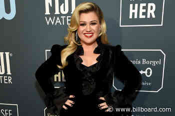 Kelly Clarkson Praises Valerie Bertinelli for 'Punching' Body Shaming 'Square in the Face'