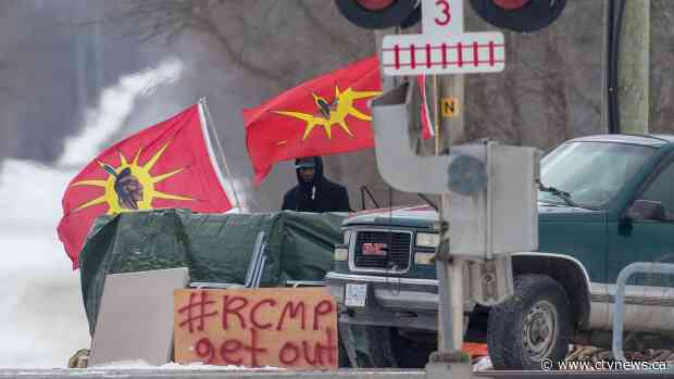Feds say RCMP offer to move off Wet'suwet'en land 'significant' step towards ending blockades