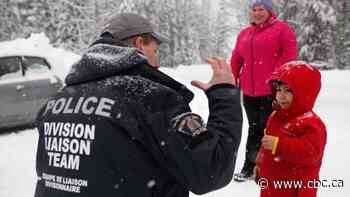 B.C. RCMP say they'll leave outpost on Wet'suwet'en territory if road is kept clear
