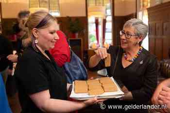 De burgemeester krijgt een bevrijdingskoekje van Wagenings deeg