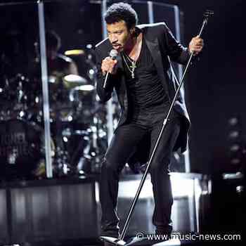 Lionel Richie finds it difficult giving his daughters love advice