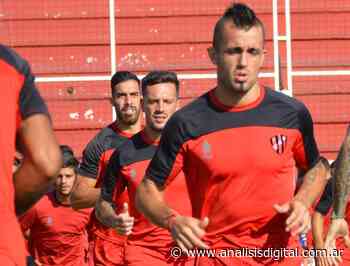 Con 19 jugadores, Patronato viajó a Buenos Aires para visitar al “Bicho” - Análisis Digital