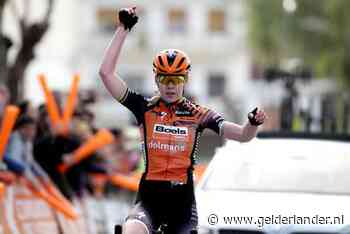 Van der Breggen wint zware bergrit in Spanje na indrukwekkende solo