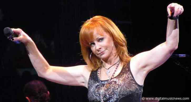 Reba McEntire Shocks the Music World by Re-Signing with UMG Nashville