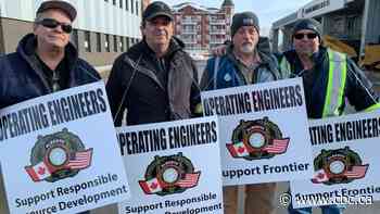 Fort McMurray residents rally in support of Teck Frontier mine