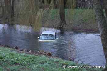 Auto belandt in sloot in Ede, brandweer kan niemand vinden
