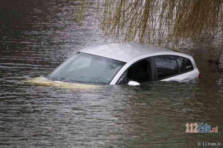 Net gekochte auto rolt vanaf oprit bij woning in Ede het water in