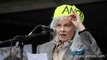 Hundreds protest against extradition of Julian Assange ahead of hearing