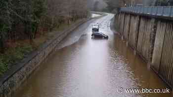 Achub pedwar person o lifogydd yn Nolgellau dros nos
