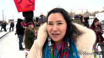 Wet’suwet’en, pro-pipeline demonstrators delay train in Saskatoon