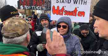 Saskatoon Wet’suwet’en solidarity, pro-pipeline demonstrators delay train