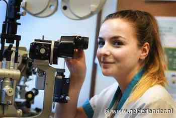 Oogfonds slaat alarm: kinderen krijgen ‘lange ogen’ door kleine schermpjes