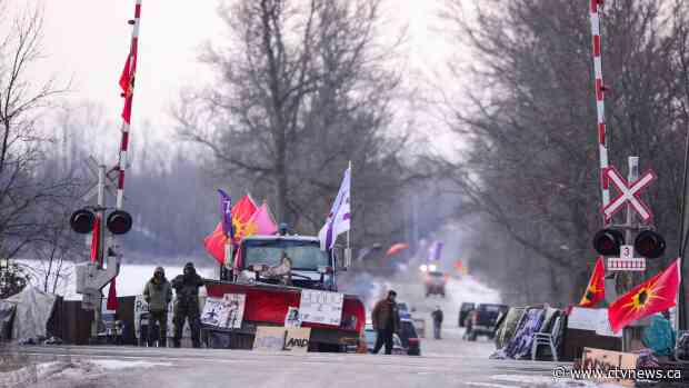 'The time has come': Despite pleas from government, no sign of blockades coming down