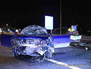 Bestuurder draagt geen gordel en raakt zwaargewond bij frontale botsing op A12 bij Veenendaal