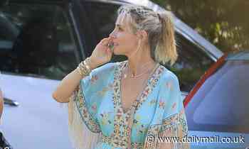 Chris Hemsworth and Elsa Pataky step out with friends in Byron Bay - Daily Mail