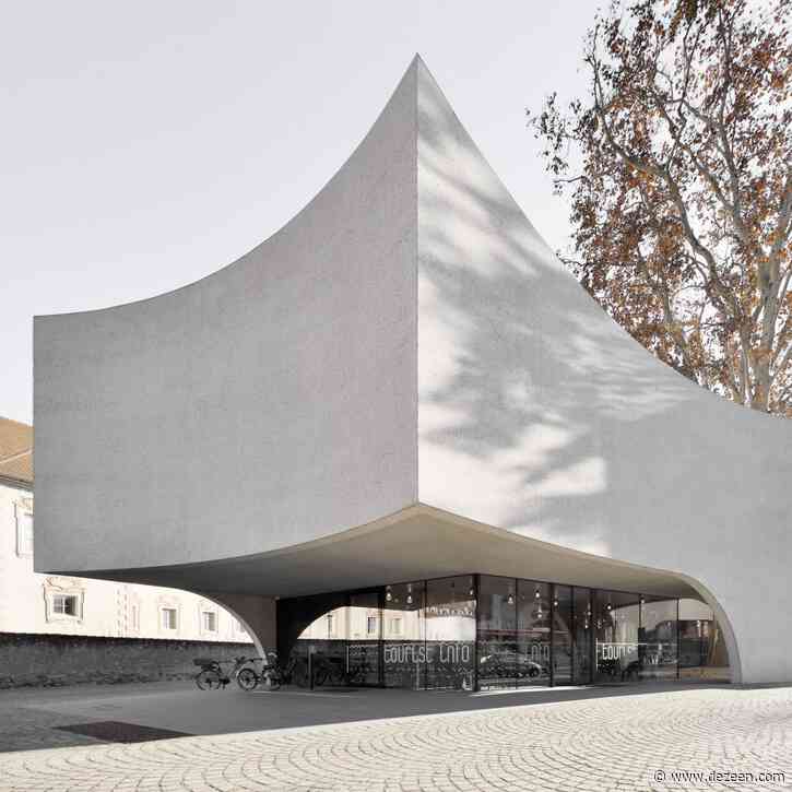 MoDus Architects wraps Bressanone tourist office around a tree