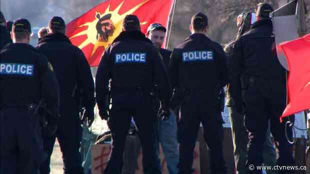 Police move in on blockade in Tyendinaga, Ont. after deadline to leave passes