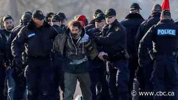 OPP move in on rail blockade by Mohawks of Tyendinaga