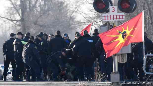Police move in on blockade in Tyendinaga, Ont., take protesters into custody