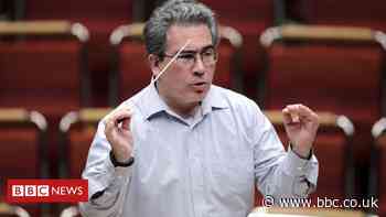 Verdi opera: Conductor stops performance over 'phone miscreants'