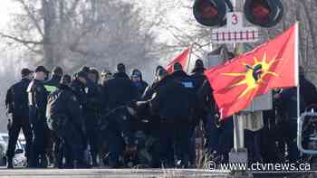 Police move in on blockade in Tyendinaga, Ont., take protesters into custody