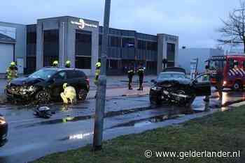 Vrouw naar ziekenhuis na frontale botsing op Galvanistraat in Ede