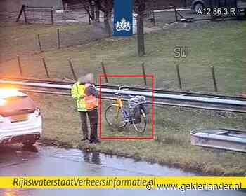 Rijkswaterstaat plukt fietser van de A12 bij Veenendaal en bezorgt OV-fiets aan NS