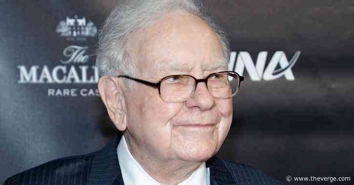 Apple investor Warren Buffett finally upgrades from a flip phone to an iPhone