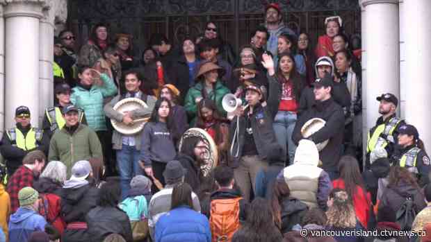Pipeline protesters occupy B.C. legislature, plan to stay