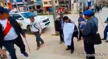 Cajamarca: pasean a expresidente de rondas con cartel en pecho por robo [VIDEO] - LaRepública.pe
