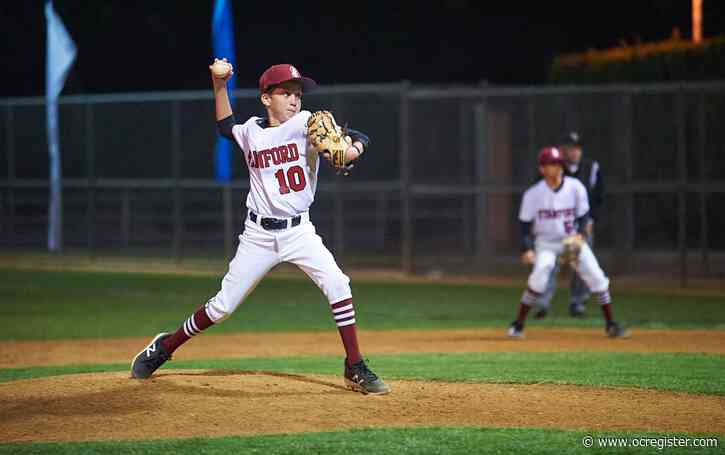 South Mission Viejo Little Leaguers report to the field
