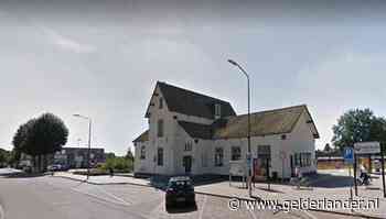 Handhavers van ProRail halen bij Cuijk beledigende carnavalist van het spoor