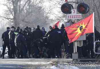 OPP move in to clear Tyendinaga Mohawk rail blockade - Toronto Sun