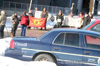 Bridge blockers oppose gas line project