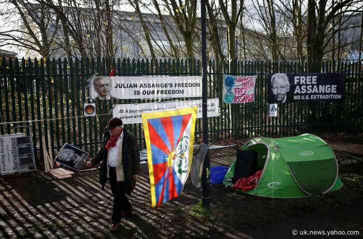 UK court told Assange tried to call White House, Hillary Clinton over data dump