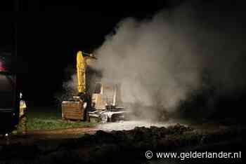 Cabine van in weiland geparkeerde graafmachine door vuur verwoest