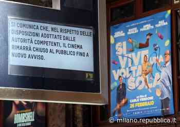 Coronavirus, Milano chiusa per precauzione: cartelli su musei e negozi, gente in giro con la mascherina - La Repubblica