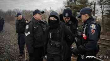 Arrests, travel disruptions as Wet'suwet'en solidarity protests spread across Canada