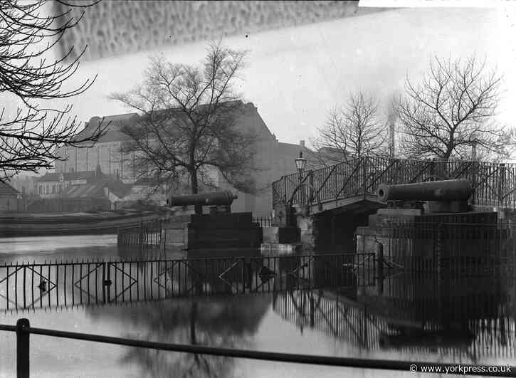The Crimean War cannon at York's Blue Bridge during the 'Great Floods' of 1892