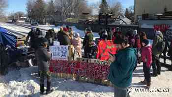 Canadian senator visits partial rail blockade in Saskatoon - CBC.ca