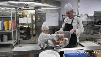 14-year-old cooks for patients at Texas Children's while waiting for new heart