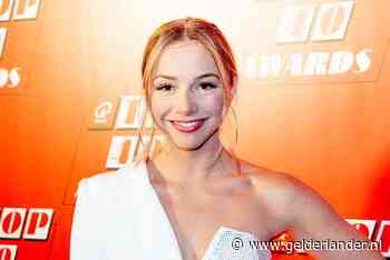 Emma ontbloot bovenbeen voor clip en Jim heeft een erg harige tegenspeler