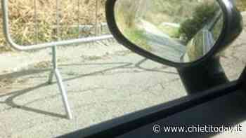 Erba alta, buche e transenne mai rimosse in strada dei Vigneti - FOTO - Chietitoday