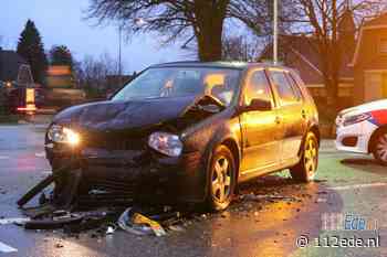 Veel schade bij aanrijding tussen twee personenauto's in Wekerom
